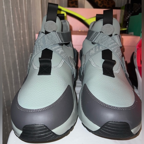 New Nike shoes - Picture 3 of 9